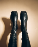 Paire de bottes RATA noires vue du dessus sur fond beige — André