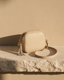 Sac ROMANE taupe Maison André sur une marche en pierre