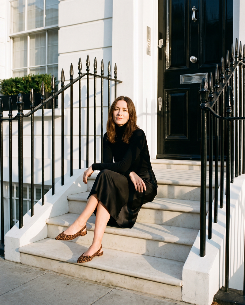 Slingback ROSEE léopard portée, femme assise sur le perron d'une maison londonienne
