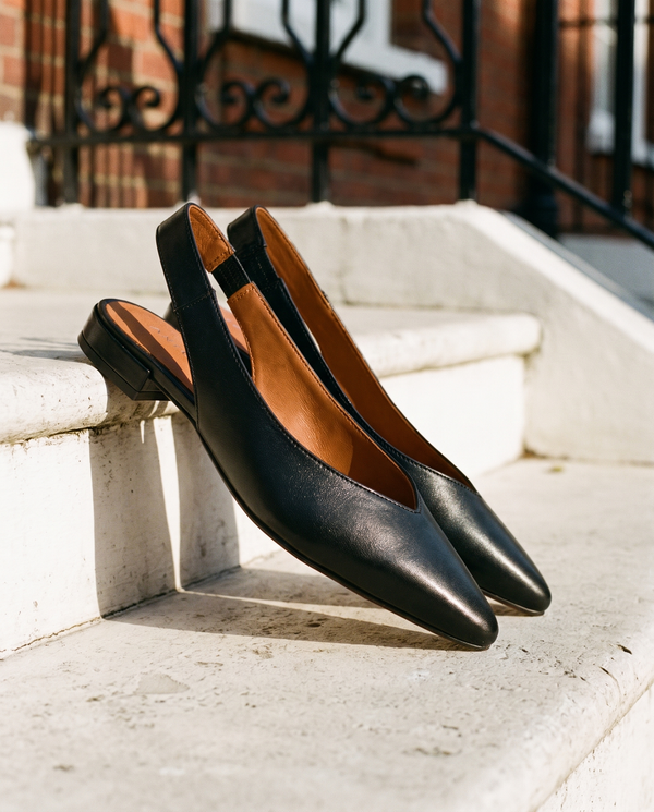 Slingback ROSEE noire posée sur le perron d'une maison londonienne