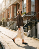 Slingback ROSEE noire portée, femme marchant dans une rue de Londres
