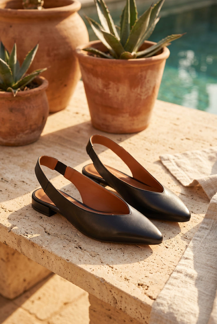 André ROSEE NOIR slingbacks en cuir de chèvre noir souple avec bride élastiquée et petit talon carré.