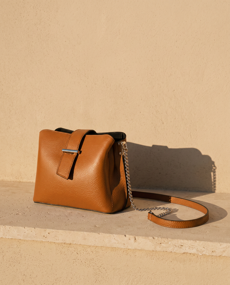 Sac SÉRAPHINE cognac Maison André sur une marche en pierre