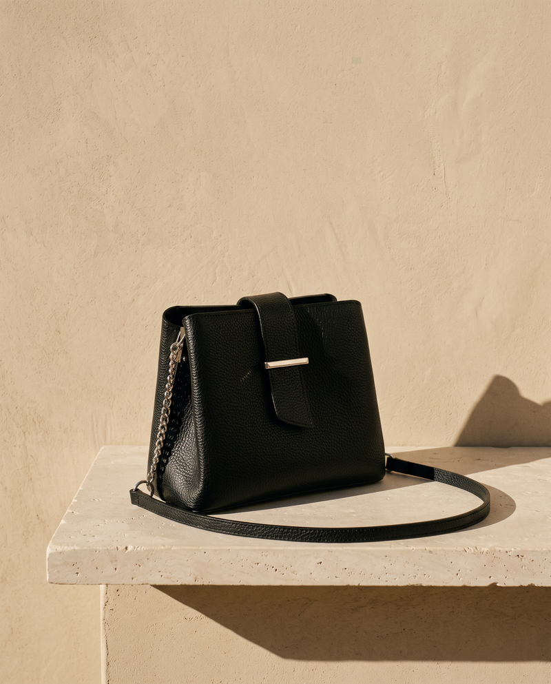 Sac SÉRAPHINE noir Maison André sur une marche en pierre