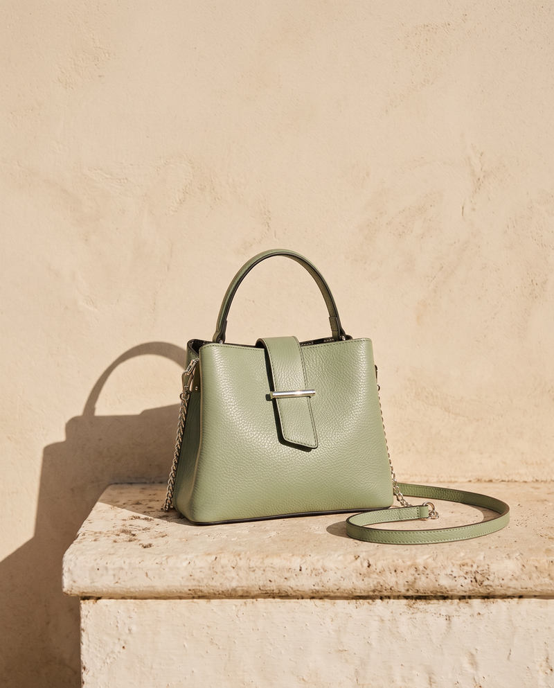 Sac SÉRAPHINE vert menthe Maison André sur une marche en pierre