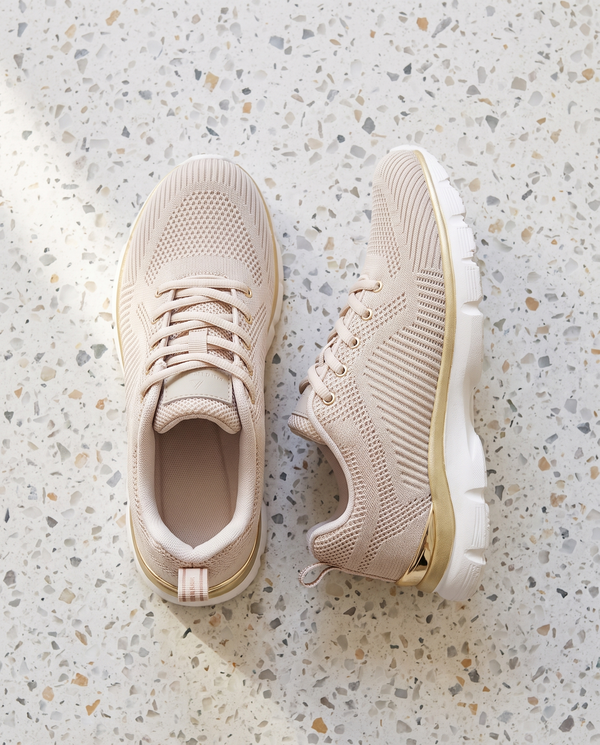 Basket SERAPIS beige, vue de dessus sur un sol en terrazzo