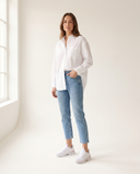 Basket SERAPIS blanche portée, femme debout en studio, main dans la poche