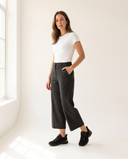 Basket SERAPIS noire portée, femme debout en studio, main dans la poche