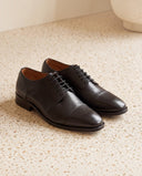 Derby SIMON noir en cuir lisse par André, bout rond, talon de 3 cm, pour un style habillé ou chic-décontracté.