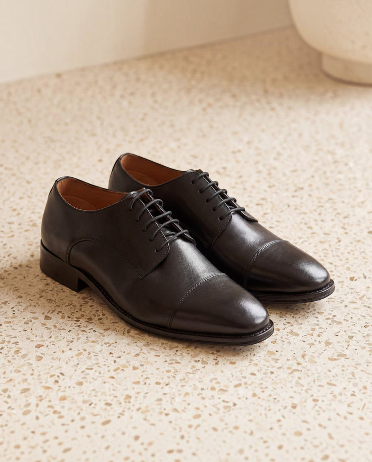 Derby SIMON noir en cuir lisse par André, bout rond, talon de 3 cm, pour un style habillé ou chic-décontracté.