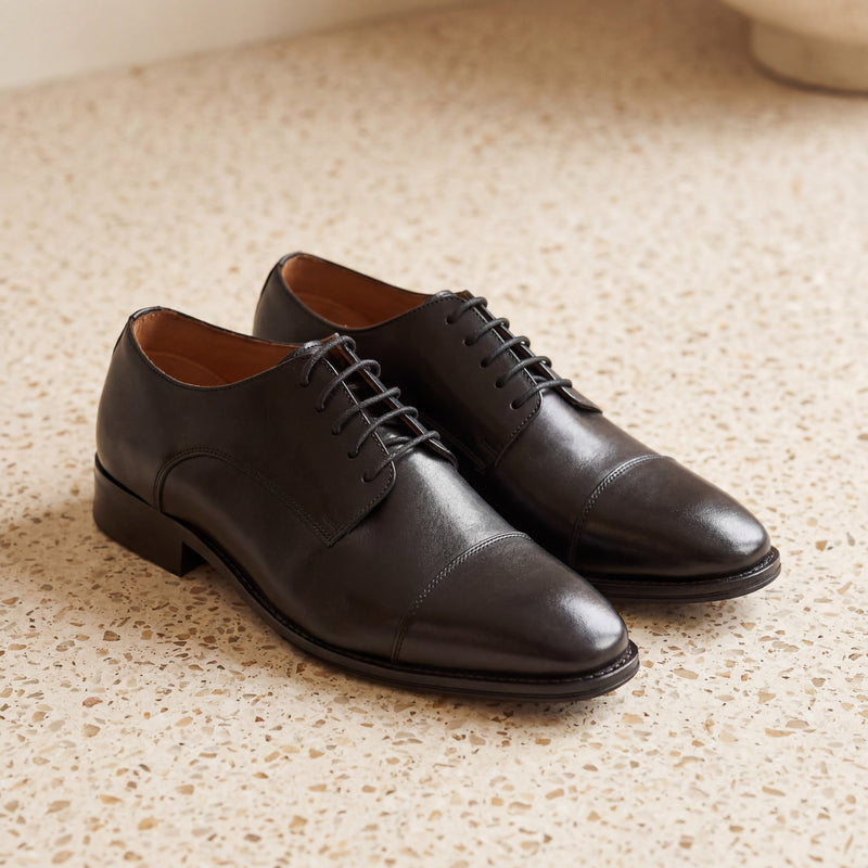 Derby SIMON noir en cuir lisse par André, bout rond, talon de 3 cm, pour un style habillé ou chic-décontracté.