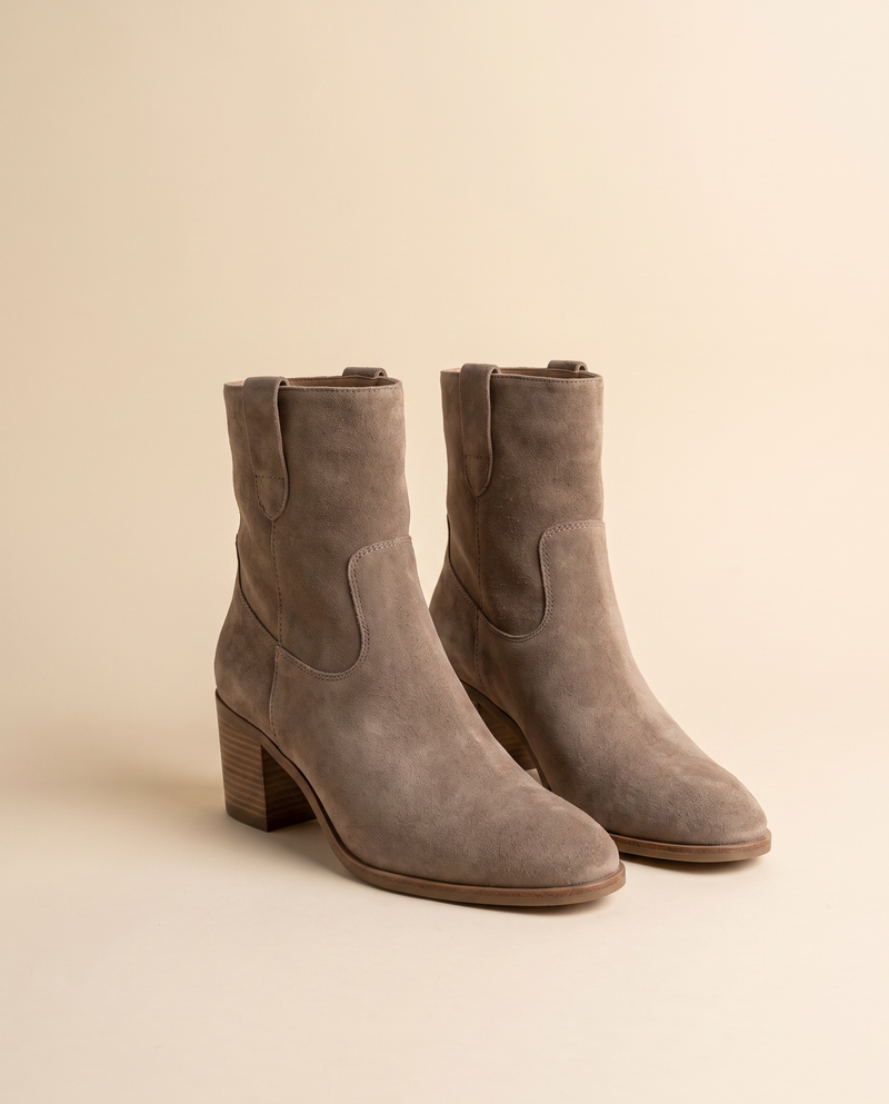 Boots SIMONE taupe debout sur fond beige