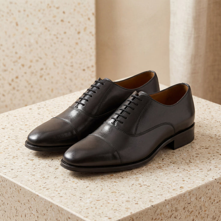 Richelieu SIMONI noir en cuir lisse, bout droit, lacets, semelle fine. Chaussures habillées homme Maison ANDRÉ.