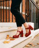 Escarpin SIRIELLE rouge porté, gros plan dans une rue londonienne en automne