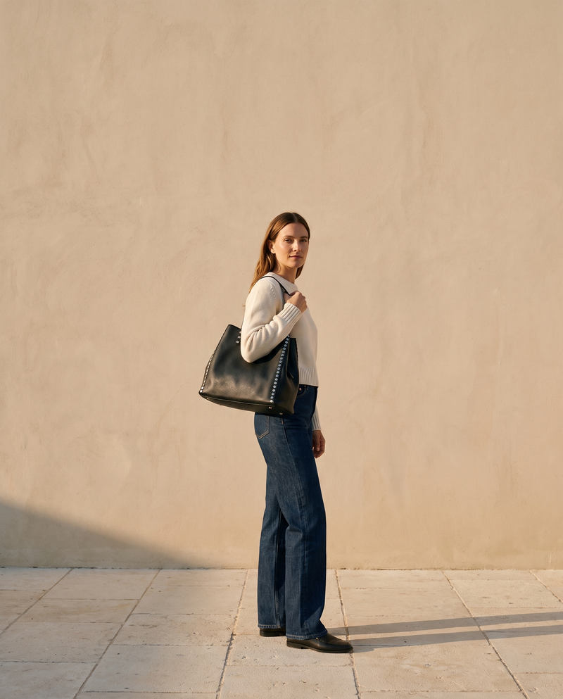 Sac SONIA noir Maison André porté à l'épaule