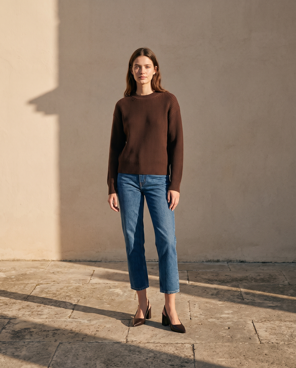Slingbacks THAÏS marron portés avec un jean cropé sur une terrasse en pierre — A by André