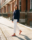 Slingback THALASSA rouge portée, femme marchant dans une rue de Londres