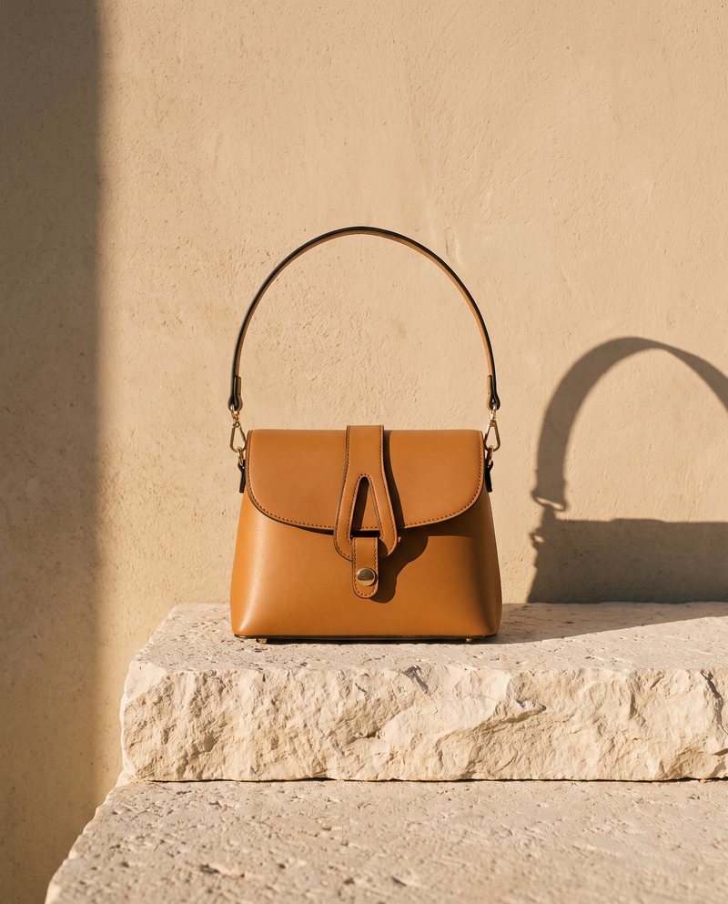 Sac THALIA cognac Maison André sur une marche en pierre