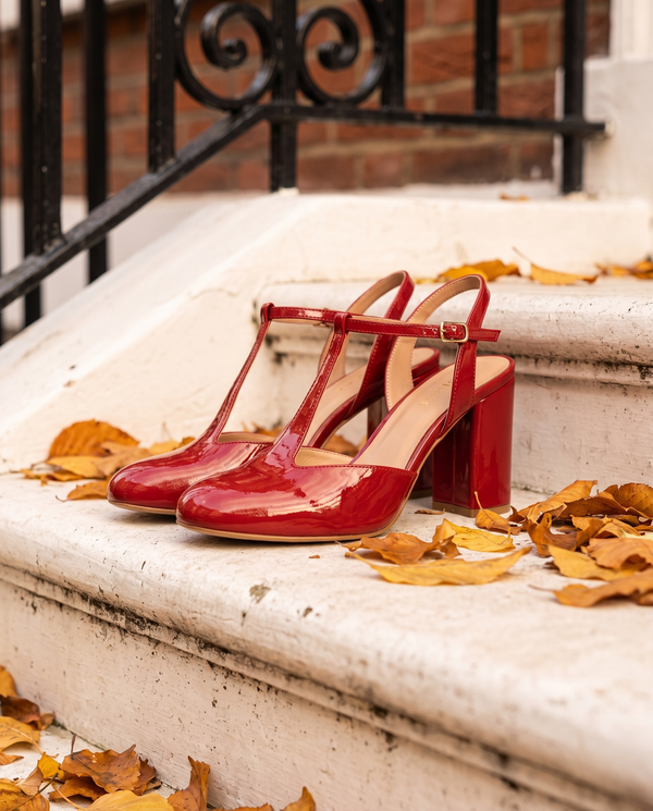 Escarpins THEOLINE rouges posés sur le perron d'une maison londonienne, feuilles d'automne