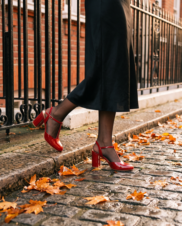 Escarpin THEOLINE rouge porté, gros plan dans une rue londonienne en automne