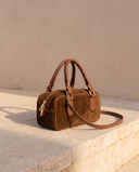 Sac TIANNA marron Maison André sur une marche en pierre