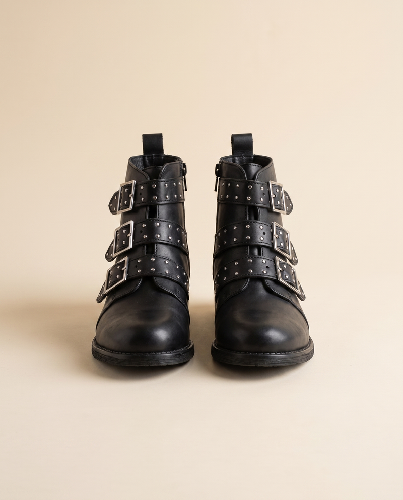 Boots TRIPLETTE noir debout sur fond beige