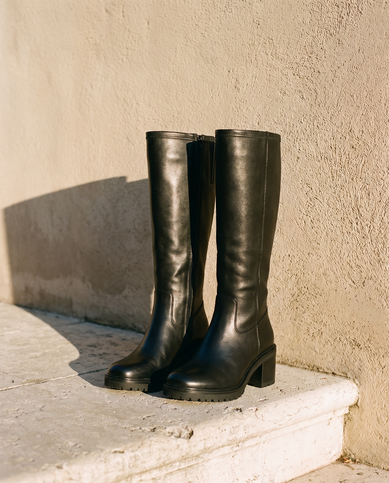 Paire de bottes UMMA noires posée sur une marche en pierre — André