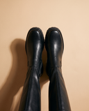 Paire de bottes UMMA noires vue du dessus sur fond beige — André