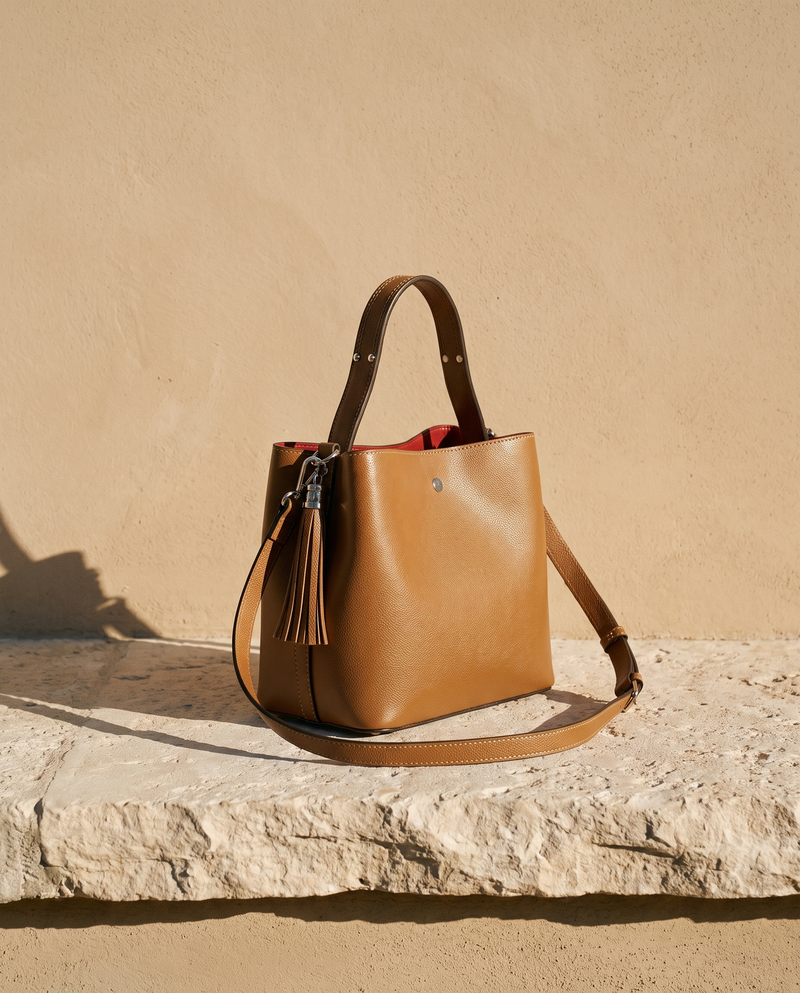 Sac VIOLETTE cognac Maison André sur une marche en pierre