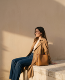Sac VIOLETTE cognac Maison André posé sur la marche