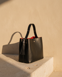 Sac VIOLETTE noir Maison André sur une marche en pierre