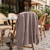 Chemise WINONA chocolat posée sur une chaise de bistrot