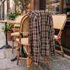 Chemise XARA marron posée sur une chaise de bistrot