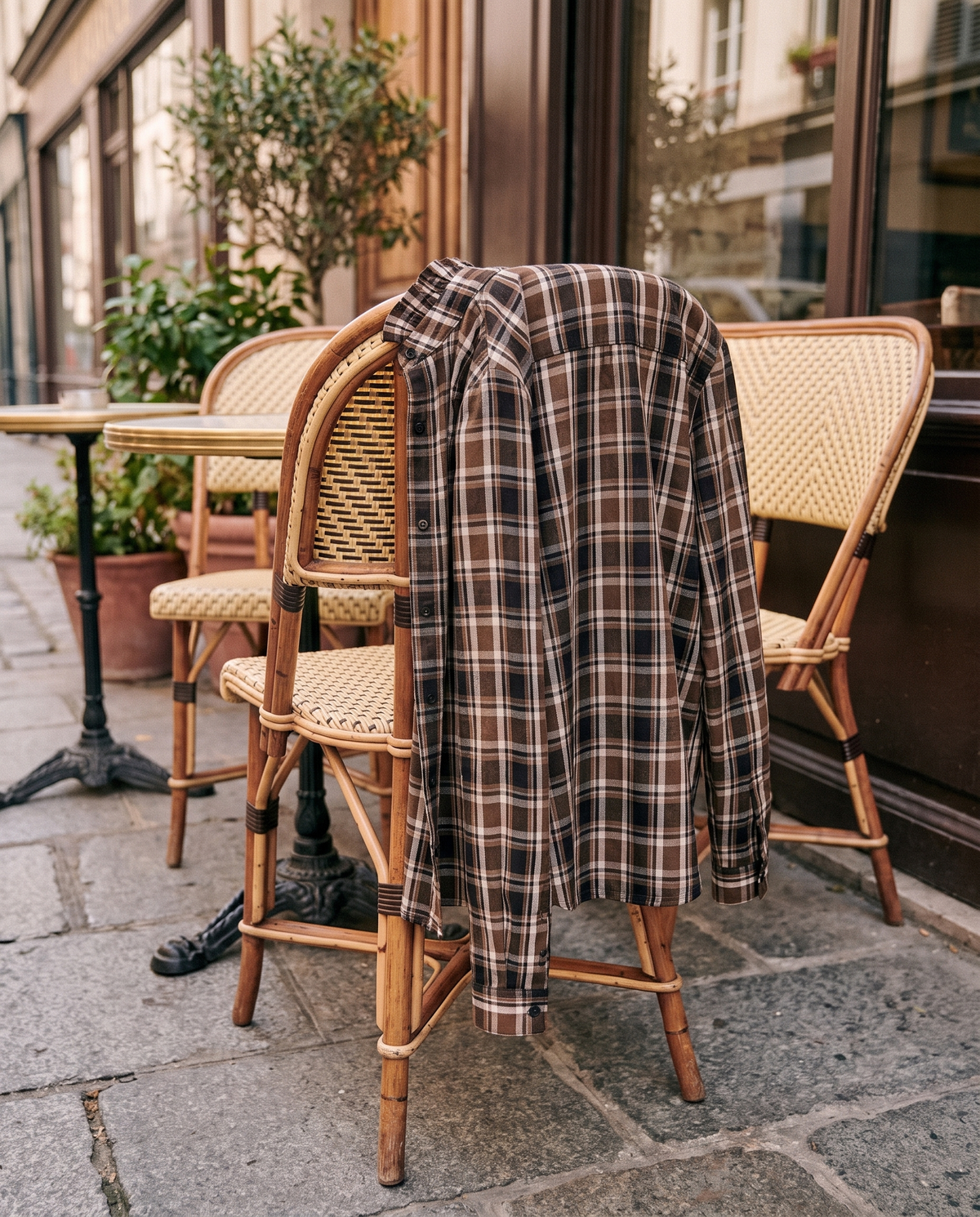 Chemise XARA marron posée sur une chaise de bistrot
