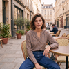 Chemise YOLANDE choco / marine portée, terrasse de café parisienne
