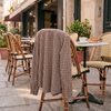 Chemise YOLANDE choco / marine posée sur une chaise de bistrot