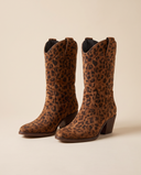 Boots ZELIE léopard suède debout sur fond beige