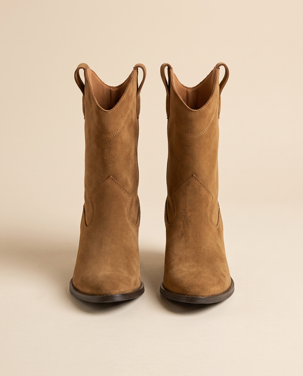Boots ZELIE camel debout sur fond beige