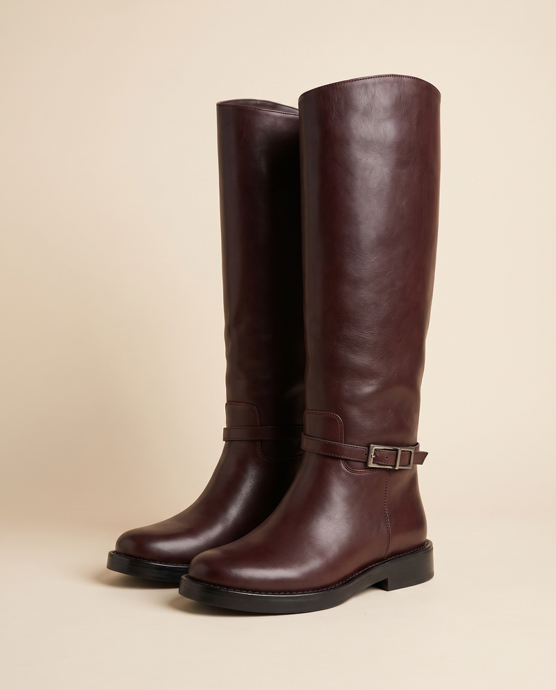 Paire de bottes ZEPHYRINE bordeaux debout sur fond beige