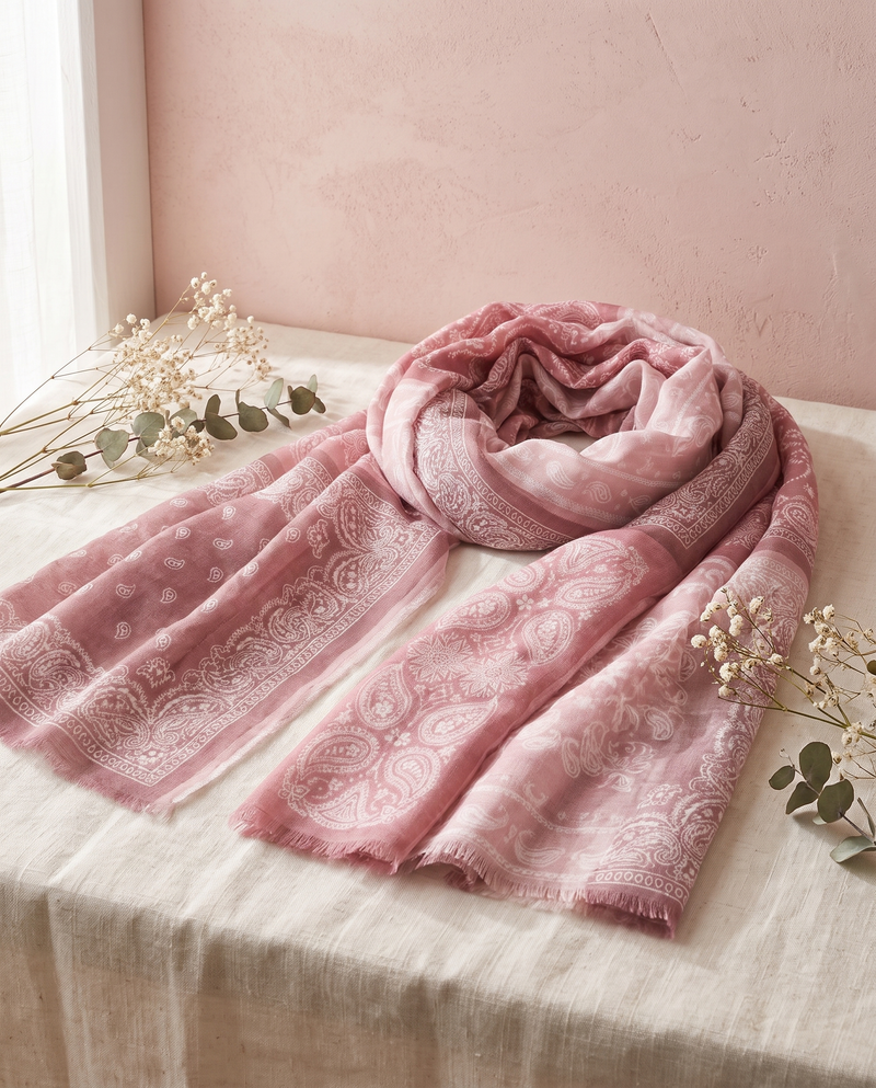 Écharpe bandana Zoelle rose, posée sur un lin crème, mur rose poudré